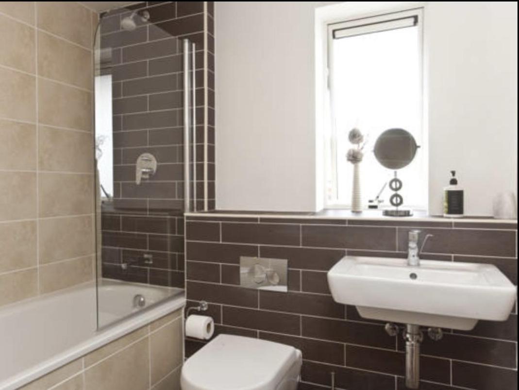 Churchill Two Bedroom Apartments With Free Parking And The Minster View Йорк Екстериор снимка